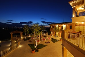 Vista frontal de la propiedad