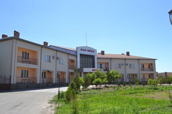 Vista frontal de la propiedad