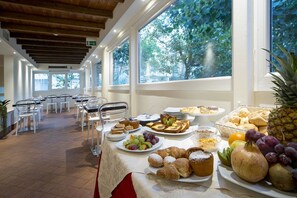 Buffet de pequeno-almoço