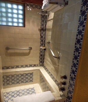 Deep soaking bathtub