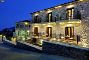 Fachada da propriedade à noite