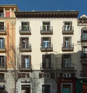 Vista frontal de la propiedad