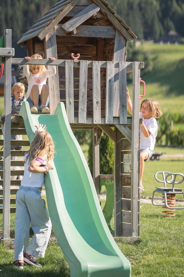 Children’s play area – outdoor