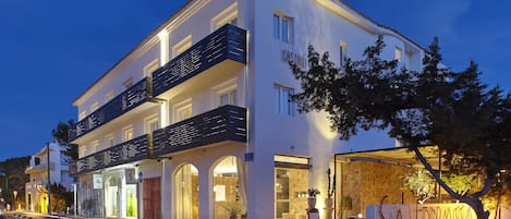 Fachada da propriedade Ć noite