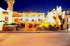 Fachada da propriedade à noite