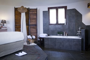 Deep soaking bathtub