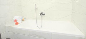 Deep soaking bathtub