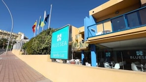 Vista frontal de la propiedad