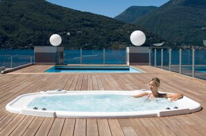 Outdoor spa tub