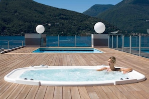 Outdoor spa tub