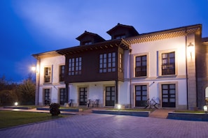 Fachada da propriedade à noite