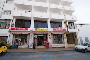 Vista frontal de la propiedad