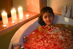 Indoor spa tub
