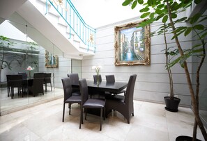 Lobby lounge