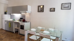 Salle à manger et cuisine.