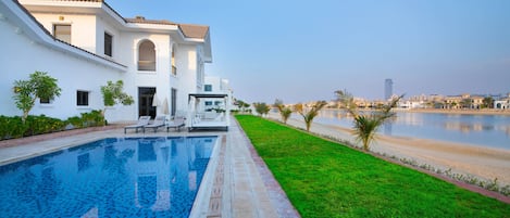 Beautiful holiday villa by the sea with private pool and beach access in Palm Jumeirah Dubai