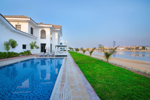 Beautiful holiday villa by the sea with private pool and beach access in Palm Jumeirah Dubai