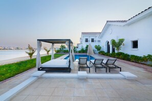 Beautiful holiday villa by the sea with private pool and beach access in Palm Jumeirah Dubai