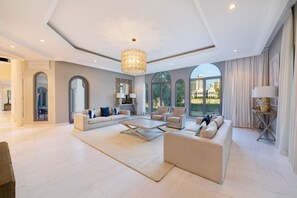 Coastal holiday villa with private pool and beach access in Palm Jumeirah Dubai