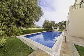 Coastal holiday villa with private pool and beach access in Palm Jumeirah Dubai