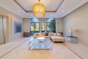 Coastal holiday villa with private pool and beach access in Palm Jumeirah Dubai
