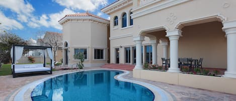 Elegant holiday villa with 7 bedrooms, private pool and beach access in Palm Jumeirah Dubai