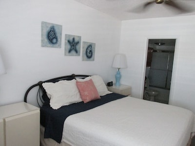 Waterfront 1BR Overlooks Hideaway Beach and Marco River