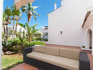 Exterior sofa in lovely terrace - Adelfas holiday apartment