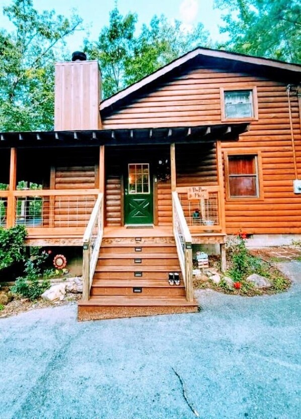 Front of Pawpaw's Place, plenty of parking!