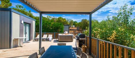 Large terrasse avec vue et intimité