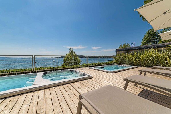 Outdoor spa tub