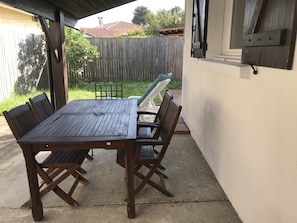 Second salon de jardin sous terrasse couverte pour vos repas à l’extérieur 