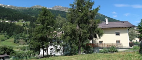 Eigentum, Haus, Zuhause, Berg, Natürliche Landschaft, Grundstueck, Grundeigentum, Baum, Hütte, Ländliches Gebiet