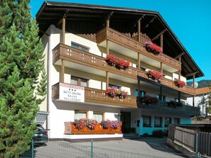 Himmel, Gebäude, Fenster, Baum, Pflanze, Urban Design, Rad, Fassade, Lärche