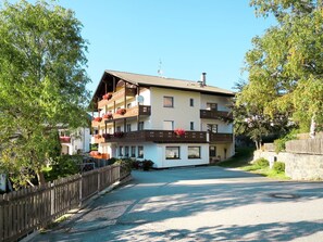 Gebäude, Pflanze, Himmel, Fenster, Baum, Haus, Hütte, Urban Design, Strassenbelag, Freizeit