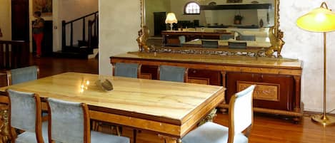 Tafel, Meubilair, Eigendom, Gebouw, Hout, Fotolijst, Beits, Flooring, Verdieping, Muur