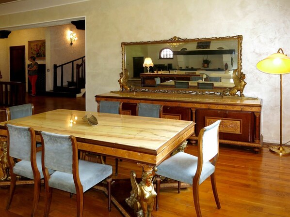 Table, Furniture, Property, Building, Wood, Picture Frame, Wood Stain, Flooring, Floor, Wall