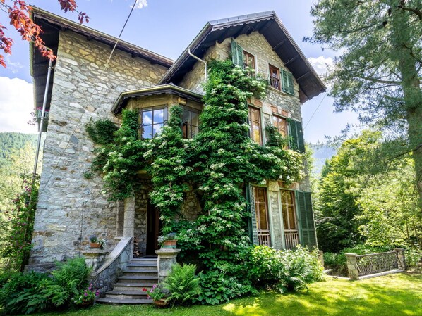 Plante, Ciel, Bâtiment, Propriété, Fenêtre, Vert, Arbre, Porte, Végétation, Lot Terre