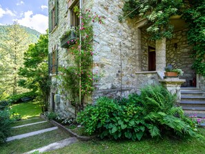 Plante, Propriété, Bâtiment, Fenêtre, Ciel, Vert, Nuage, Végétation, Fleur, Biome