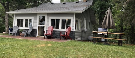 Picnic table with umbrella—-gas grill / charcoal grill