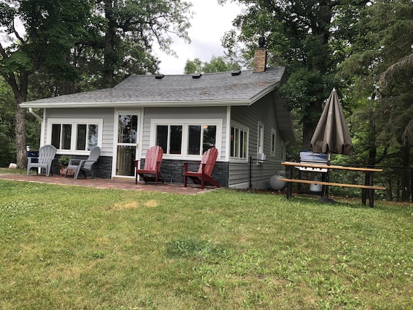 Picnic table with umbrella—-gas grill / charcoal grill