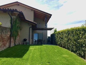 Plant, Sky, Cloud, Building, Property, Green, Land Lot, Shade, Grass, House