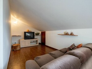 Eigentum, Gebäude, Couch, Komfort, Fernsehen, Holz, Interior Design, Wohnzimmer, Haushaltsgerät, Fussboden