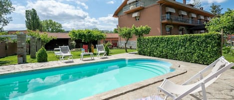 Cloud, Sky, Water, Plant, Property, Swimming Pool, Building, Tree, Architecture, Chair