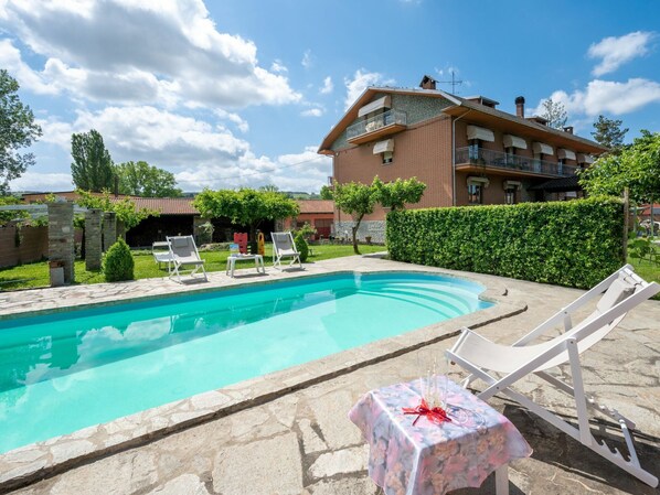 Cloud, Sky, Water, Plant, Property, Swimming Pool, Building, Tree, Architecture, Chair