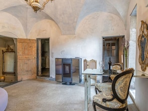 Gebäude, Möbel, Bilderrahmen, Holz, Stuhl, Interior Design, Fussboden, Wohnzimmer, Flooring, Wand