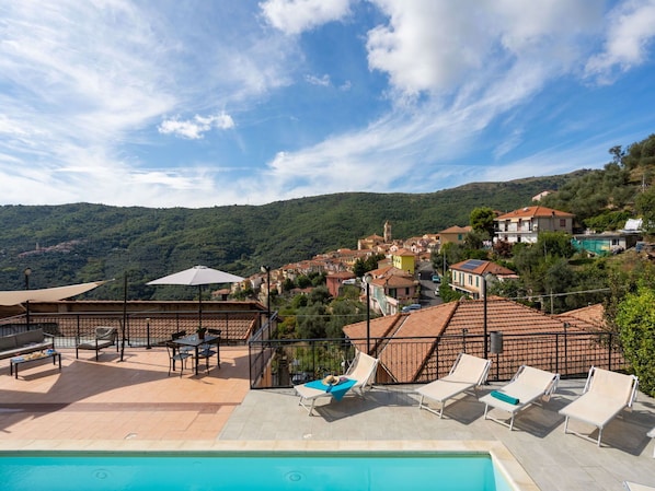 Nuage, Ciel, L'Eau, Bâtiment, La Nature, Bleu, Mobilier De Jardin, Piscine, Montagne, Arbre