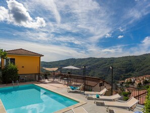 Nuage, Ciel, L'Eau, Bâtiment, Plante, Piscine, Bleu Azur, Chaise, Arbre, Mobilier De Jardin