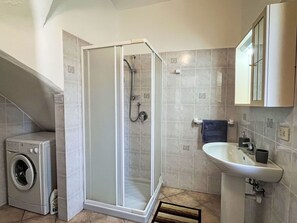 Laundry Room, Mirror, Plumbing Fixture, Tap, Sink, Clothes Dryer, Washing Machine, Bathroom, Building