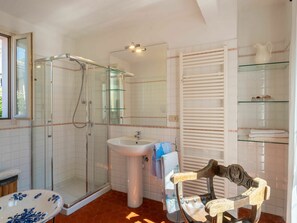 Propriété, Luminaire Plomberie, Robinet, Baignoire, Fenêtre, Tete De Douche, Salle De Bains, Douche, Évier, Design Intérieur